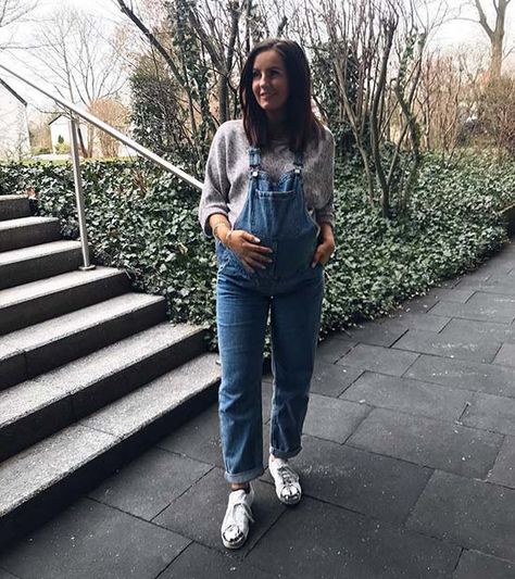 Cute Dungarees Maternity Outfit Maternity Dungarees, Pregnancy Fashion Spring, Spring Denim Jacket, Dungaree Outfit, Summer Pregnancy Outfits, Spring Maternity Outfits, Casual Maternity Outfits, Maternity Shirt Dress, Maternity Clothes Summer