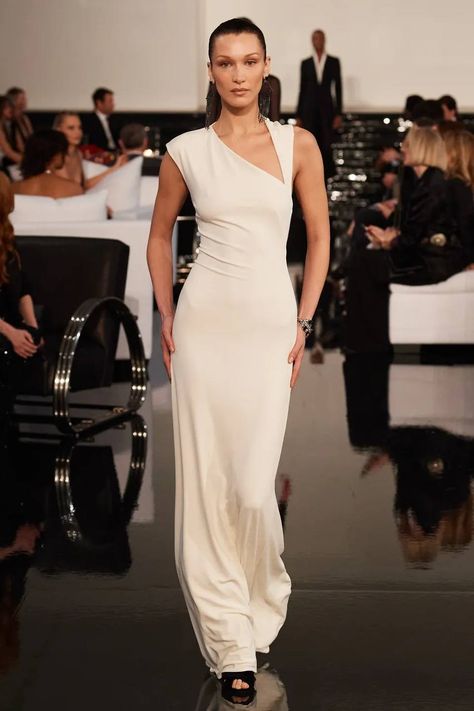 Ralph Lauren Fall, Enchanted Evening, Vogue Uk, Column Dress, Fall 2022, Bella Hadid, Look Fashion, White Formal Dress, Runway Fashion