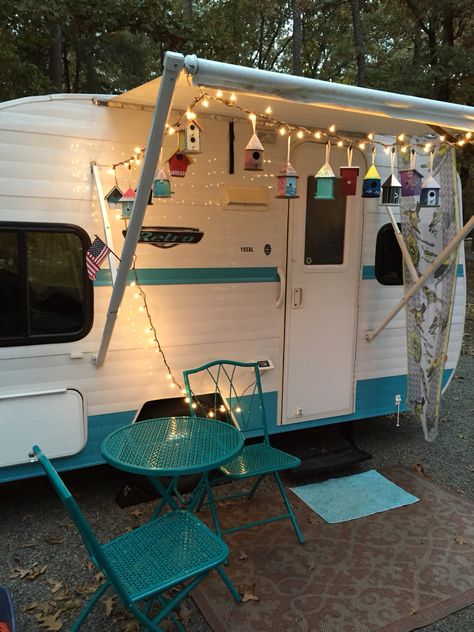 Retro Camping Vintage Trailer Decor, Caravan Vintage, Camper Vintage, Camper Art, Camping Vintage, Camping Snacks, Camping Diy, Vintage Camper Remodel, Camper Hacks