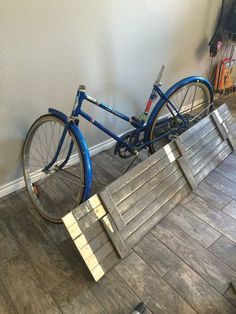 50s Bike Turned Into a Priceless Credenza! Hard to believe nobody wanted that Schwinn! They go for a lot of money. Regardless IF you're sure your bike isn't worth anything then you could do THIS with it LOL. Bike Decor, Bicycle Bar, Garden Diy Ideas, Vintage Milk Can, Diy Hanging Shelves, Bicycle Decor, Reclaimed Doors, Modern Plant Stand, Moto Vintage