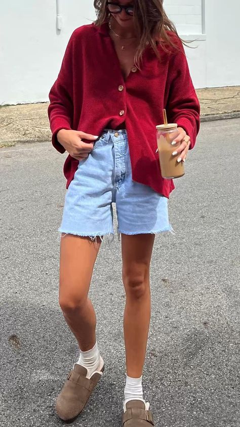 Fall Clogs Outfit, Fall Clogs, Summer Birkenstock, Summer To Fall Transition Outfits, Clog Outfit, Clogs Outfit, Birkenstock Outfit, Jean Short Outfits, Early Fall Outfits