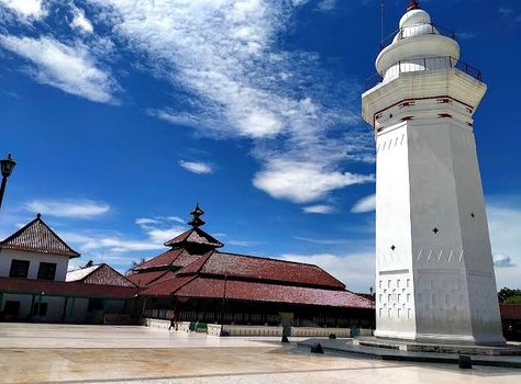 Awal mulanya, Kerajaan Banten berada di bawah kekuasaan Kerajaan Demak. Kemudian, Banten melepaskan diri dari Kerajaan Demak. Masjid Agung Banten dibangun pertama kali pada masa pemerintahan Sultan Maulana Hassanuddin (1552-1570), putra pertama Sunan Gunung Jati. Kemudian pembangunan masjid dilanjutkan oleh puteranya, yaitu Sultan Maulana Yusuf, yang menjadi raja kedua Kerajaan Banten. Indonesian Mosque, Masjid Agung, East Asia, Southeast Asia, Indonesia, Quick Saves