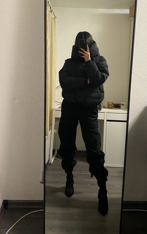 Oversized Puffer Jacket Outfit, Black Puffer Outfit, Puffer Jacket Outfit Black, High Neck Outfit, Black Puffer Jacket Outfit, Cargo Outfits, Black Outfit Winter, Balenciaga Aesthetic, Black Jacket Outfit