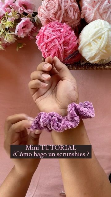 Angélica Wentrukal 🧶 on Instagram: "Comparto mi manera en la que tejo mis Scrunchies Una de las tantas formas de hacer estos hermosos coles con los colores que más te gusten 😍 Si les gusto apóyenme con un ❤️ PD: video guardado del verano 😬 #scrunchies ##crochet #artesania #colores #tejidoamanoconamor #scrunchiestejidos #collipulli #mamaemprende #mamaemprendedora #apoyaunapyme #artechileno #crochetinspiration #tutorial #angelicawentrukal" Coles A Crochet, Scrunchies Crochet, Bathroom Towel Storage, Towel Storage, Bathroom Towel, Scrunchies, Crochet Necklace, Crochet Patterns, Yarn