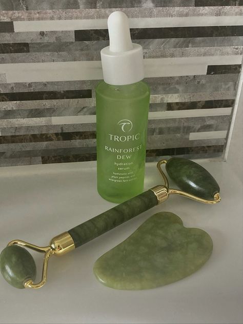 Alat Makeup, Mint Green Aesthetic, Jade Roller, Healthy Lifestyle Inspiration, Gua Sha, روتين العناية بالبشرة, Beauty Skin Care Routine, Skin Care Essentials, Green Aesthetic