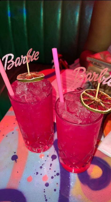 Barbie Drink, Dinner Date Aesthetic, Yummy Cocktails, Date Aesthetic, Pretty Alcoholic Drinks, Yummy Alcoholic Drinks, Fancy Drinks, Pretty Drinks, Think Food