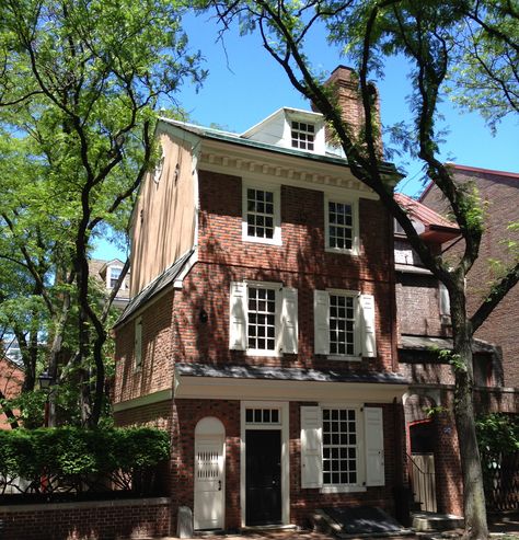 Here’s the second half of the Society Hill walking tour we did two weekends ago. Most of the homes we visited were trinity houses. Trinity homes were built as one room, and stacked three high.  ONE room.  Three floors.  Named for Faith, Hope, and Charity. If I were to live in a three-room house with(...) Historic Philadelphia, Village Square, Architecture Classic, Hill Walking, Architecture Bathroom, John Adams, American Architecture, Victorian Houses, Row House