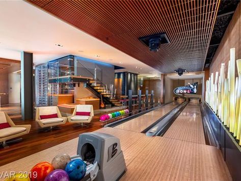 Kids Entertainment Room, Marvel Shifting, Arcade Ideas, Teen Game Rooms, Home Bowling Alley, Concert Style, Home Game Room, Afrofuturism Art, Arcade Room