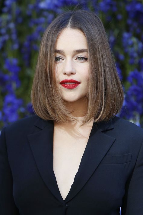 Emilia Clark, long bob, inverted ends, centre parting Trendy Haircuts Medium, Medium Length Hair Straight, Hairstyles Theme, Long Bobs, Bronde Hair, Trending Hairstyles, Emilia Clarke, Medium Hair Cuts, Red Lipstick