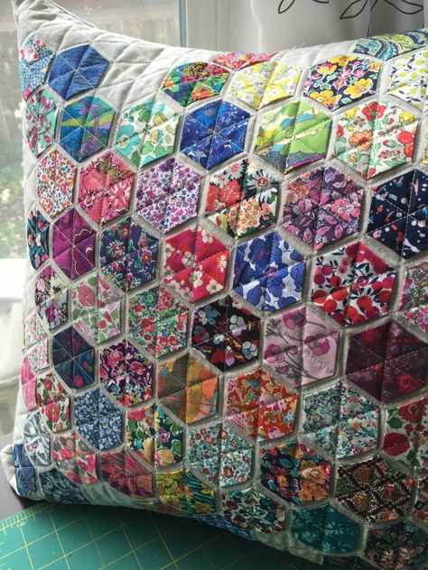 Liberty Love… – WOMBAT QUILTS Hexagon Pillow, Liberty Quilt, Hexagon Quilt Pattern, Hantverk Diy, Liberty Love, Hexagon Patchwork, Hexie Quilt, English Paper Piecing Quilts, Patchwork Pillow