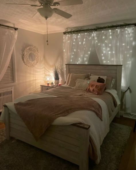 23 Yr Old Bedroom Ideas, Bedroom Ideas Inspiration Cozy, Cozy Beedrom Ideas, Twenty Year Old Bedroom Ideas, Cozy Room Decor Rustic, Bedroom Ideas For Medium Sized Rooms, Hobo Room Ideas, Small Cozy Room Aesthetic, Basic White Girl Room