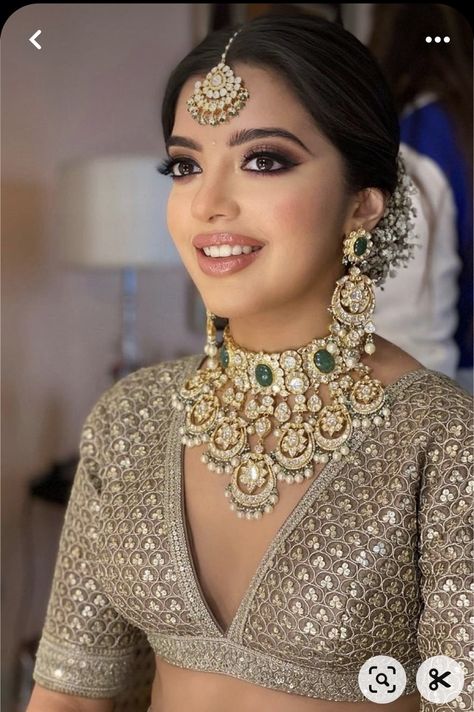 Ivory Lehenga Makeup Look, Wedding Indian Makeup, Indian Wedding Makeup Bridal Looks Hair Styles Asian Bride, South Asian Bridal Makeup, Indian Wedding Eye Makeup, Big Eye Makeup Looks, Engagement Makeup Indian, Indian Bridal Bun, Traditional Indian Makeup