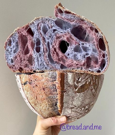 Bread and Me on Instagram: “Purple Swirls in Blue Sourdough💜🦋 Purple Carrot and Blue Butterfly Pea Flowers Bread Idratazione 82%; lievito madre 20%; autolisi 1 h;…” Purple Bread, Traditional Bread Recipe, Butterfly Pea Flowers, Bagel Bread, Blue Spirulina, Purple Carrot, Bread Art, Butterfly Pea Flower, Food Babe