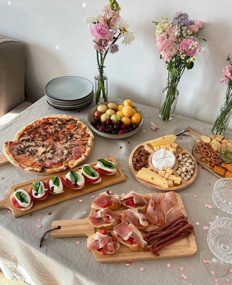 Food Buffet, Party Food Buffet, Catering Ideas Food, Dinner Party Menu, Party Food Platters, Charcuterie Recipes, Easy Food Art, Healthy Lifestyle Food, Food Is Fuel