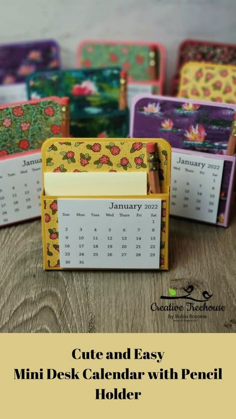 Diy Desk Pen Holder, Handmade Calendar Ideas Creative, Handmade Desk Calendar, Notepad Crafts, Small Diy Gifts, Post It Holder, Desktop Planner, Calendar Holder, Easel Calendar