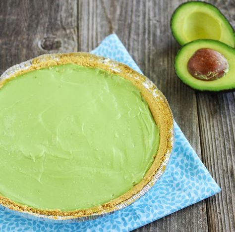 No Bake Avocado Pie | Kirbie's Cravings | A San Diego food blog Avocado Pie, Pear Pie, Avocado Dessert, San Diego Food, Baked Avocado, Lemon Pie, Köstliche Desserts, Avocado Recipes, What To Cook