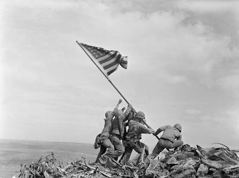 Iwo Jima Flag, Battle Of Iwo Jima, Navy Corpsman, Powerful Pictures, Iwo Jima, Us Marines, United States Marine Corps, Nagasaki, Pearl Harbor