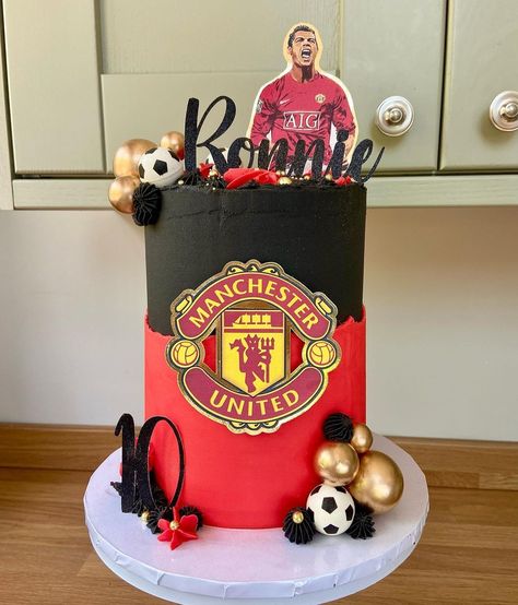 Man United Cake Ideas, Football Cake Ideas For Men, Manchester United Cake Ideas, Man United Cake, Man Utd Cake, Football Cake Design, Manchester United Cake, Mario Kart Cake, Soccer Cakes