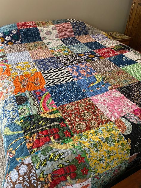 Beautiful, handmade, patchwork machine quilt. This quilt is reversible with a solid print on the back. King/Queen, ~108x90 inches. #patchwork #kantha #colorfulquilt #boho #shabbychic #colorfulpatchwork #comforter . Clink this link to view 👉 thecolorfulkantha.com/products/handmade-machine-quilt-king-queen-m105 Kawandi Quilting, Kantha Patchwork Quilt, Bohemian Quilt, Boho Patchwork, Boho Quilt, Kantha Blanket, Patchwork Blanket, Kantha Quilts, Kantha Blankets