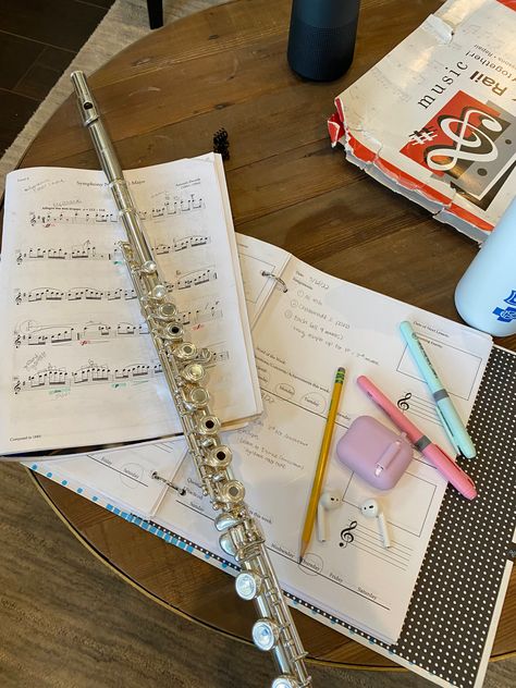 Flutist Aesthetic, Flauta Aesthetic, Music School Aesthetic, Music Student Aesthetic, Flute Aesthetic, Transverse Flute, Reading Sheet Music, Playing Flute, Flute Player