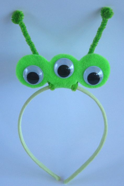 Ashley's Craft Corner: Introducing...Playtime Props Diy Alien Headband, Diy Alien, Disfraz Toy Story, Alien Headband, Space Costumes, Alien Party, Headband Diy, Monster Costumes, Alien Costume