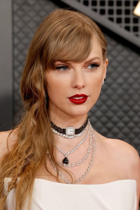 Taylor Swift Grammys 2024, Hairstyles Taylor Swift, Taylor Swift Grammy, Taylor Swift Bangs, Eras Fits, Taylor Swift Grammys, Red Carpet Hairstyles, Grammys 2024, Taylor Icons