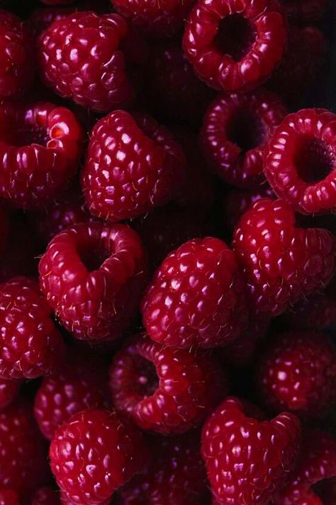 Texture | Framboises Fruit Wallpaper, Fruit Photography, Beautiful Fruits, Fruit And Veg, Red Aesthetic, Beautiful Food, Fruits And Veggies, Food Styling, Food Photo