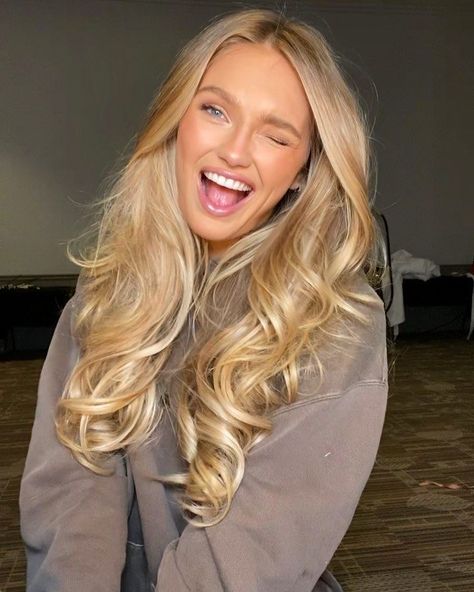 Golden Blonde Hair, Fall Hair Trends, Honey Blonde Hair, Blonde Hair Inspiration, Blonde Hair Shades, Blonde Hair Looks, Hair Shades, Brown Blonde Hair, Long Blonde