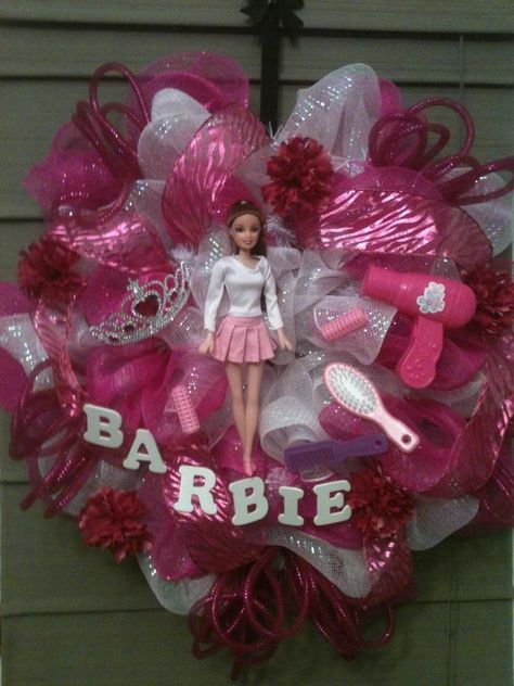 Mini Barbie wreath Barbie Wreaths, Barbie Wreath Ideas, Barbie Wreath Front Doors, Barbie Wreath, Barbie Ornaments Diy, Nurse Door Decorations, Barbie Christmas Tree, Pink Gift Ideas, Pearl Jewelry Shop