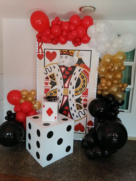 Decoración de globos de casino Casino Centerpieces Ideas, Casino Prom, Basketball Centerpieces, Pillar Decor, Casino Birthday, Game Night Parties, Casino Theme Party Decorations, Casino Party Decorations, Poker Party