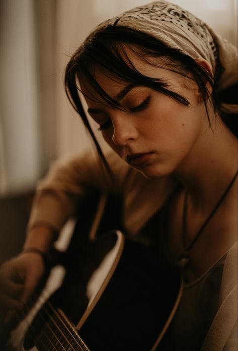 Woman With Guitar Photography, Portrait With Guitar Photography, Guitar Portrait Photography, Guitar Photoshoot Aesthetic, Photoshoot With Ukulele, Musician Aesthetic Photoshoot, Portrait Prompts Photography, Photoshoot Ideas Musician, Electric Guitar Senior Pictures