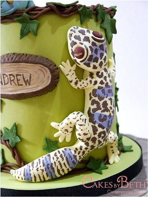 Birthday geckos - Cake by Beth Mottershead - CakesDecor Gecko Cake, Lizard Cake, Reptile Party, 13 Birthday Cake, Woodland Cake, Leopard Geckos, 4th Birthday Cakes, Safari Birthday Party, Animal Birthday Party