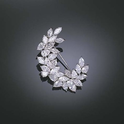 A DIAMOND BROOCH    Designed as a marquise-cut and pear-shaped diamond scroll, mounted in 18k white gold, 4.8 cm. wide Sparkly Jewelry, Diamond Jewelry Designs, Diamond Brooch, Brooch Jewelry, Exclusive Jewelry, Marquise Cut, High Jewelry, Gold Plated Silver, Amazing Jewelry