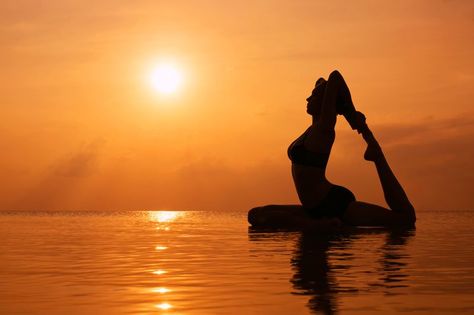 Wife Photoshoot, Yoga Inspiration Photos, Yoga On The Beach, Beach Silhouette, Yoga Photoshoot, Couple Beach Photos, Yoga Inspo, Beach At Sunset, Silhouette Photography