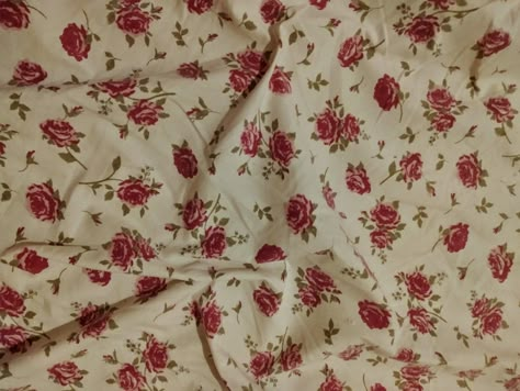 Pink Flower Sheets Aesthetic, Dark Red Bed Sheets, Red Coquette Bedroom Aesthetic, White And Red Bedroom Aesthetic, Red Bed Sheets Aesthetic, Red Floral Bedding, Red Bedding Aesthetic, Red And White Bedroom Aesthetic, Cherry Valance Aesthetic