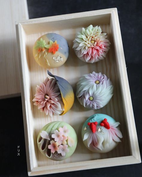 Malaysia Cooking Academy on Instagram: “Summer Japanese treats... Curated these for our Singaporean customers. Love it! #singapore #weekend #tulip #summer #crane #sakura…” Gourmet Japanese Dessert, Wagashi Illustration, Wagashi Aesthetic, Wagashi Recipe, Wagashi Art, Korean Sweets, Kue Macaroon, Japanese Wagashi, Japanese Treats