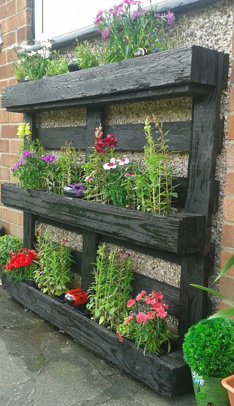 Wooden pallet stand Wooden Pallet Projects Garden, Pallets For Gardening, Make A Plant Stand, Pallet Trellis, Pallet Stand, Wall Planters Outdoor, Outdoor Pallet Projects, Pallet Projects Garden, Planting Pots