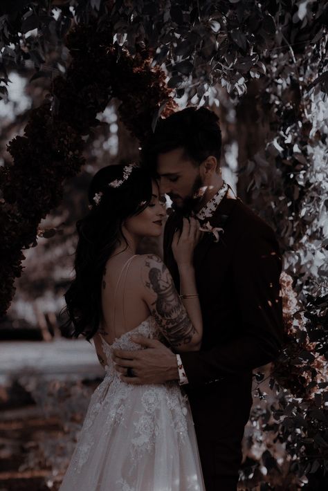 Victorian Wedding Pictures, Gothic Bride And Groom, Black Wedding Dress Photography, Macabre Wedding Ideas, Dark Romantic Wedding Photography, Dark Moody Wedding Photography, Dark Wedding Photos, Non Traditional Wedding Photos, Dark Academia Wedding