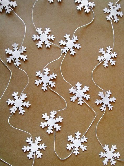 Garland Paper, Winter Party Decorations, Wonderland Decorations, Winter Paper, Snowflake Garland, Paper Christmas Decorations, Paper Snowflake, Winter Wedding Decorations, Christmas Tree Garland