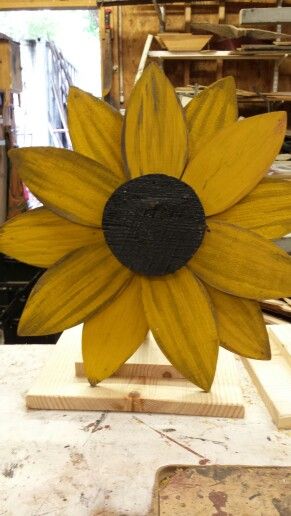 Pallet Sunflower, Sunflower Wood Crafts, Wooden Sunflowers Diy, Diy Wooden Sunflower, Wooden Sunflower, Wood Sunflower, Sunflower Wood Art, Wooden Sunflower Pattern, Paint Sunflowers On Wood