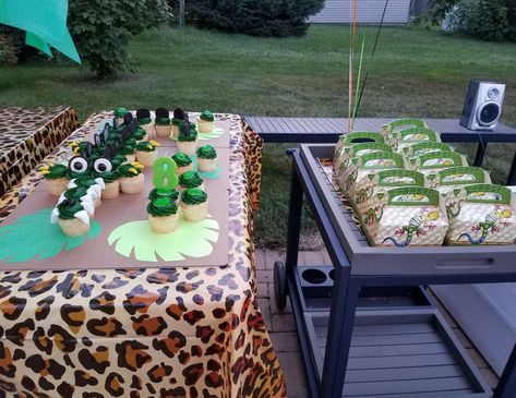 Jumanji Movie Birthday Jumanji Birthday Party, Jumanji Party, Jumanji Game, Jungle Birthday Cakes, Birthday Movie Night, Jumanji Movie, Army's Birthday, Animal Theme Birthday, Dinosaur Party Decorations