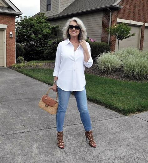 how to dress in summers for women above 50 (5) Fashion Jeans Outfit, Casual Chic Outfits, Stylish Outfits For Women Over 50, Over 60 Fashion, Stylish Summer Outfits, Cool Summer Outfits, Womens Fashion Casual Summer, 50 Style, Over 50 Womens Fashion