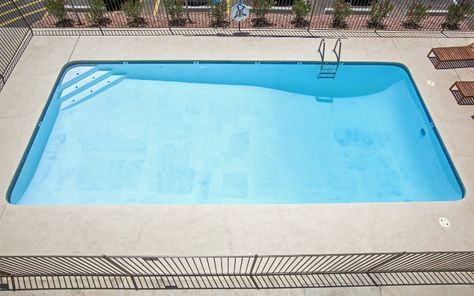 The prototypical backyard swimming pool has a shallow end with a slope transitioning to a deep end more suitable for jumping, diving, and swimming. However, there are lots of variations on this, including beach entries and the ever-popular baja shelf. The right pool depth for you depends on who will be using the pool and how they plan to use it. Swimming Pool Cost, Swimming Pool Plan, Hidden Pool, Exercise Pool, Swimming Pool Liners, Safe Pool, Pool Cost, Diving Pool, Pool Kits