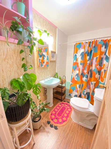 Retro Theme Bathroom, Aesthetic Colorful Bathroom, 70s Aesthetic Bathroom Decor, Vibrant Bathroom Decor, Maximalist Bathroom Apartment, Funky Apartment Bathroom, Colorful Eclectic Home Bathroom, Gen Z Bathroom Decor, Bright Colorful Bathroom Ideas