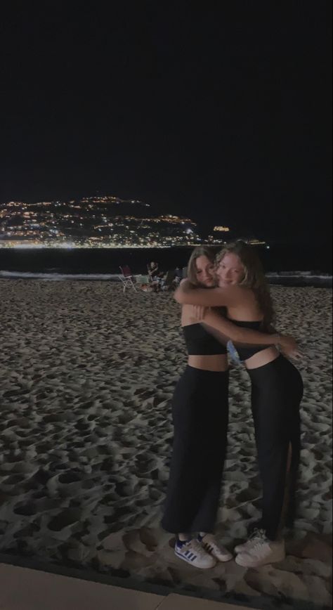 #beach #night #matchingoutfit #blackoutfit #aesthetic #besties #summer #nightoutwomensfashion #picsideas #friends #holiday #roses Sleepover Aesthetic Duo, Bestie Holiday, Besties Summer, Recreate Pics, Aesthetic Besties, Candid Pics, Beach Photos Friends, Night Photoshoot, Dark Beach