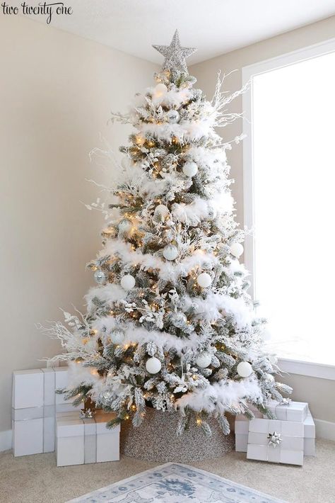 Glam Christmas Tree -- feathers and disco balls! #christmastree #glam #feathers Christmas Tree Feathers, Glam Christmas Tree, Silver Christmas Decorations, Glam Christmas, Silver Christmas Tree, A White Christmas, Christmas Tree Inspiration, White Christmas Trees, Flocked Christmas Trees