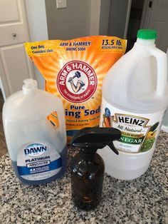 Dawn Shower Cleaner Recipe, Natural Tub Cleaner, Cleaning Fiberglass Tub, Vinegar Shower Cleaner, Magic Cleaner, Clean Shower, Cleaning Essentials, Fiberglass Shower, Baking Soda Vinegar