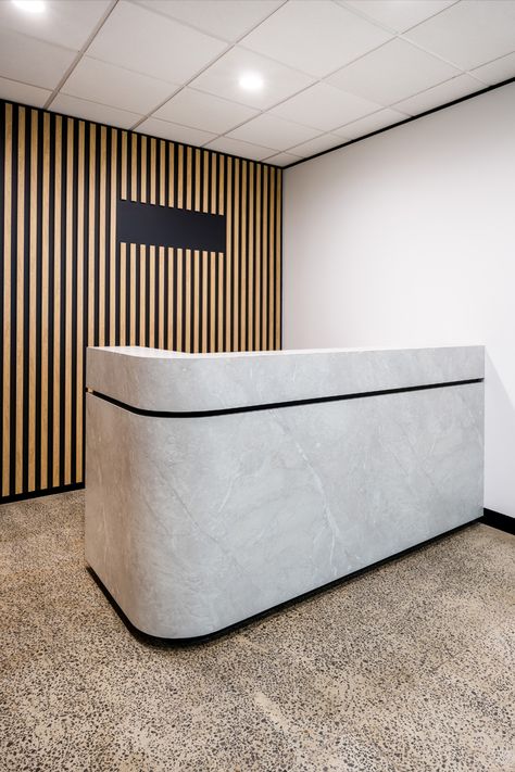 Stone Reception Desk Design, Polytec Steccawood, Curved Reception Desk Design, Stone Reception Desk, Future Workplace, Curved Reception Desk, Dokter Gigi, Curved Table, Reception Desk Design