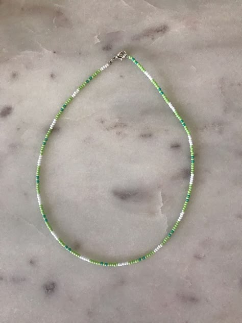 Green And White Beads Necklace, Seed Bead Necklace Green, Green Beaded Necklace Aesthetic, Green Bracelet Beads, Green Necklace Beads, Beaded Chocker Ideas, Seed Bead Necklace Ideas, Summer Beaded Necklace, Green Beads Necklace