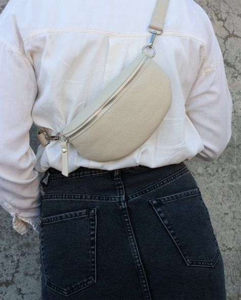 Light Leather Fanny Pack for Women Small Crossbody Bag | Etsy Fanny Pack Outfit, Cross Body Fanny Pack, Crossbody Bag Outfit, Fanny Pack Fashion, Purse Outfit, Belly Bag, Fanny Pack Purse, Fanny Pack Women, Fanny Bag